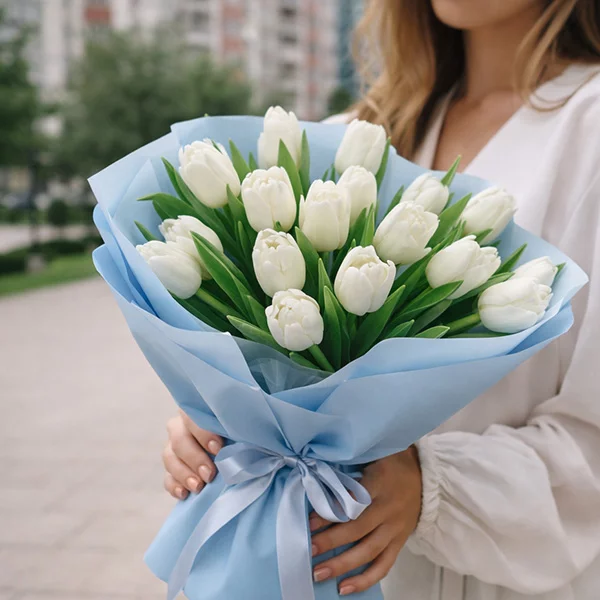 Голубая дымка - букет из белых тюльпанов